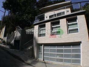 8245 Kirkwood Dr in Los Angeles, CA - Building Photo - Building Photo