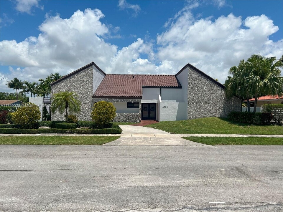 8735 SW 54th Ter in Miami, FL - Building Photo