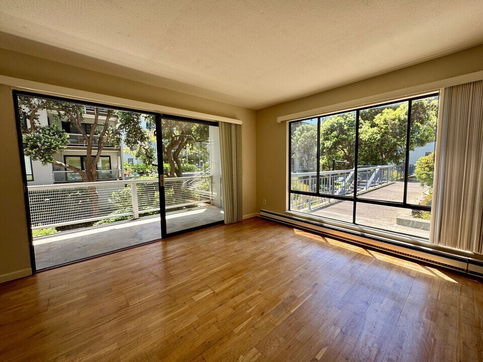 6 Admiral Dr in Emeryville, CA - Building Photo