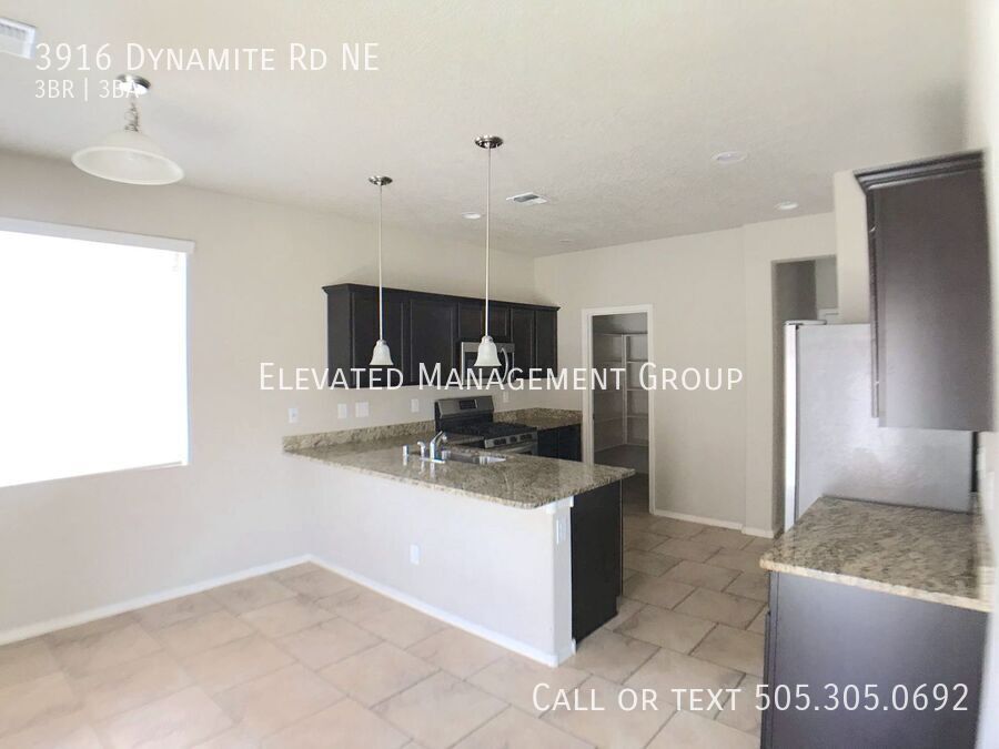 3916 Dynamite Rd NE in Rio Rancho, NM - Building Photo