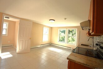 23-25 Railroad Ave-Unit -#25 in Farmington, CT - Building Photo - Building Photo