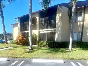 430 Pine Glen Ln, Unit D-2 in Greenacres, FL - Building Photo - Building Photo
