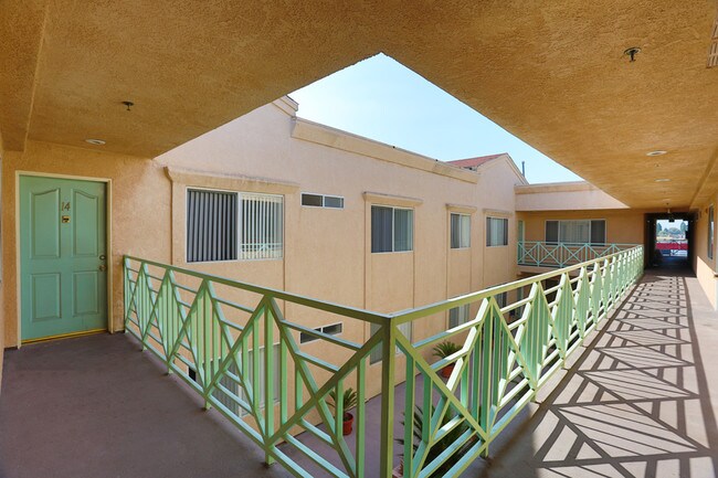 Crown Ridge Apartments in Torrance, CA - Foto de edificio - Building Photo