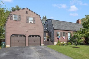 45 E St in Bristol, RI - Building Photo