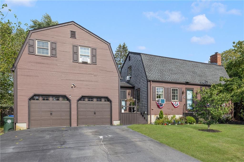 45 E St in Bristol, RI - Building Photo