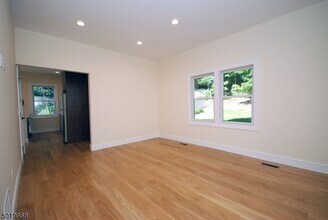 4 Jones Dr, Unit #1 in Morristown, NJ - Foto de edificio - Building Photo