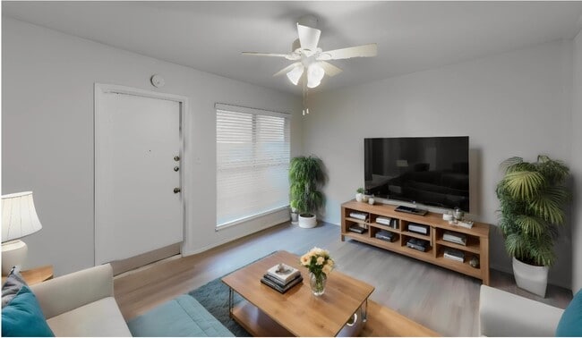 7401 N Lamar Blvd, Unit 125 in Austin, TX - Building Photo - Building Photo