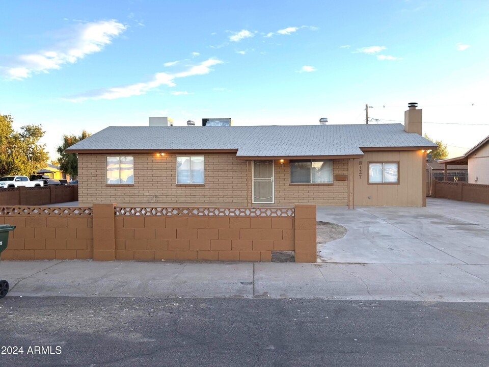 8127 W Monterey Way in Phoenix, AZ - Building Photo