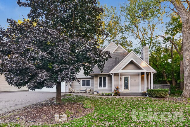 property at 5 Oak Shore Dr