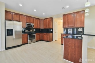 4 Timber Grove Ct in Old Bridge, NJ - Building Photo - Building Photo