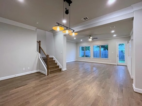 5235B Petty St in Houston, TX - Building Photo - Building Photo