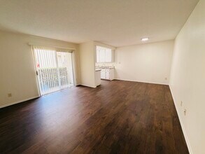 24851 Walnut St, Unit 114 in Santa Clarita, CA - Foto de edificio - Building Photo