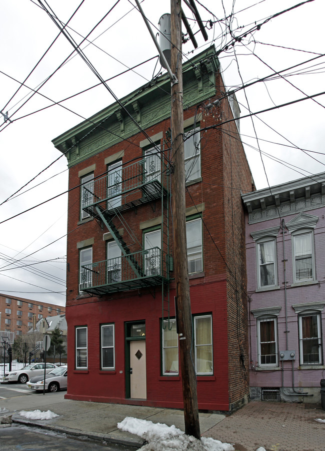 2401 West St in Union City, NJ - Foto de edificio - Building Photo