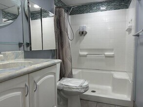 2831 Somerset Dr in Lauderdale Lakes, FL - Foto de edificio - Building Photo