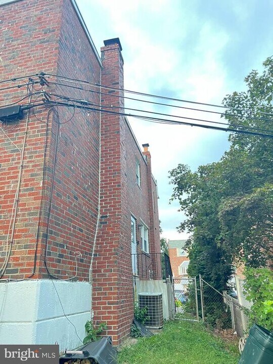 7316 Hill Rd in Philadelphia, PA - Building Photo