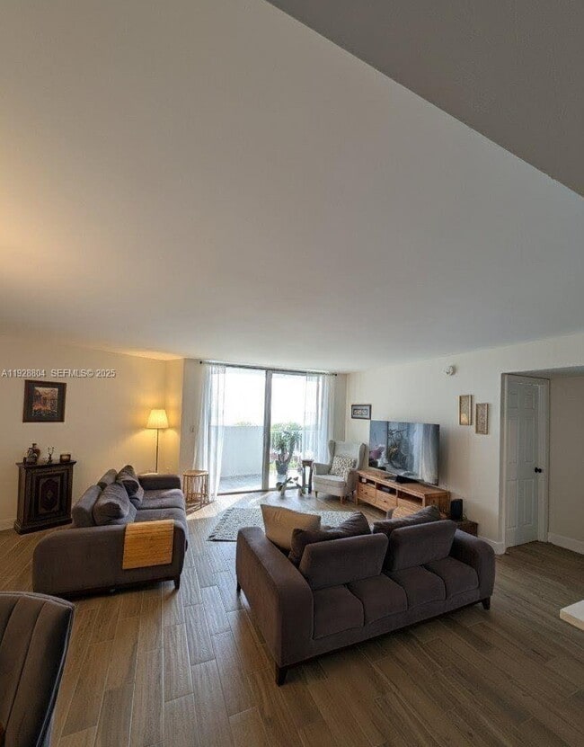 1200 NE Miami Gardens Dr in North Miami Beach, FL - Building Photo - Building Photo