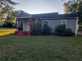 303 N Wright St in Raeford, NC - Building Photo