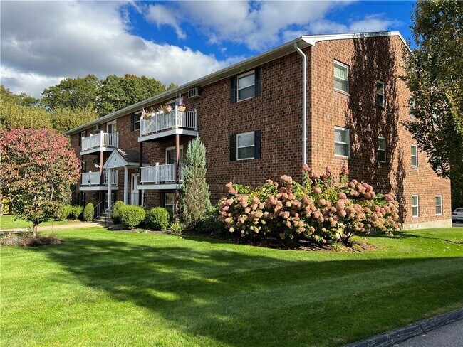395 Mendon Rd in North Smithfield, RI - Building Photo - Building Photo