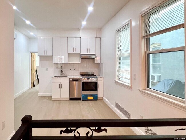25-36 37th St in Queens, NY - Building Photo - Building Photo