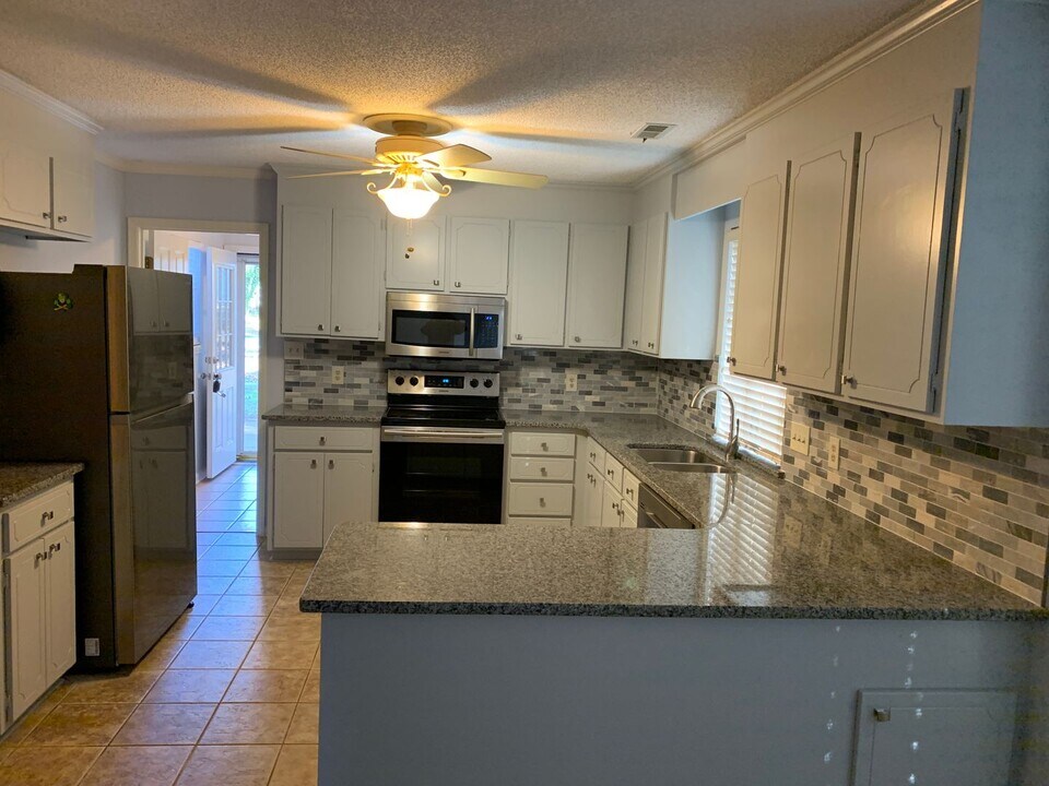 8718 Golf Ridge Dr in Charlotte, NC - Building Photo