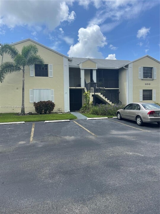 1100 Constitution Dr in Homestead, FL - Building Photo