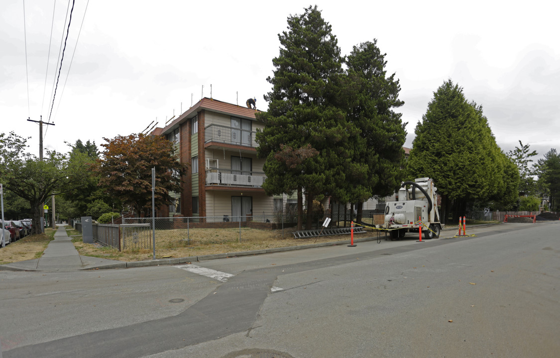 6280 Marlborough Ave in Burnaby, BC - Building Photo