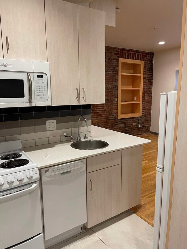 144 Bowdoin St, Unit 23 in Boston, MA - Building Photo - Building Photo