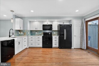 12859 Mill House Ct in Woodbridge, VA - Foto de edificio - Building Photo