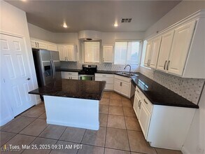 549 Halloran Springs Rd in Las Vegas, NV - Building Photo - Building Photo