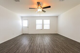 1040 Crestview Dr in Hutchins, TX - Building Photo - Building Photo