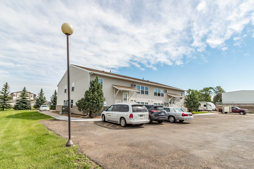 Oak Ridge in Dickinson, ND - Building Photo