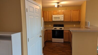 211 Central St, Unit A314 in Norwood, MA - Foto de edificio - Building Photo