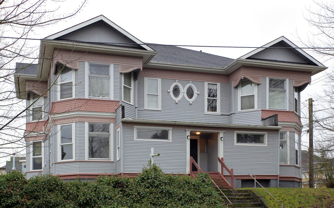 Camdon Apartments in Seattle, WA - Building Photo