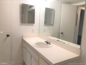 437 Vista Isles Dr-Unit -Apt 2223 in Plantation, FL - Foto de edificio - Building Photo