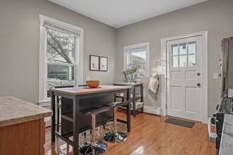 200 Banks St, Unit 1 in Cambridge, MA - Building Photo - Building Photo