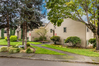 Fairway View Condominiums in Vancouver, WA - Building Photo - Building Photo