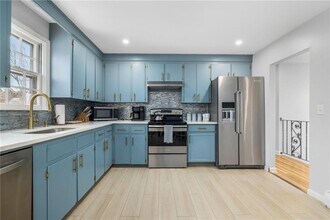 384 Valley Rd in Middletown, RI - Building Photo - Building Photo