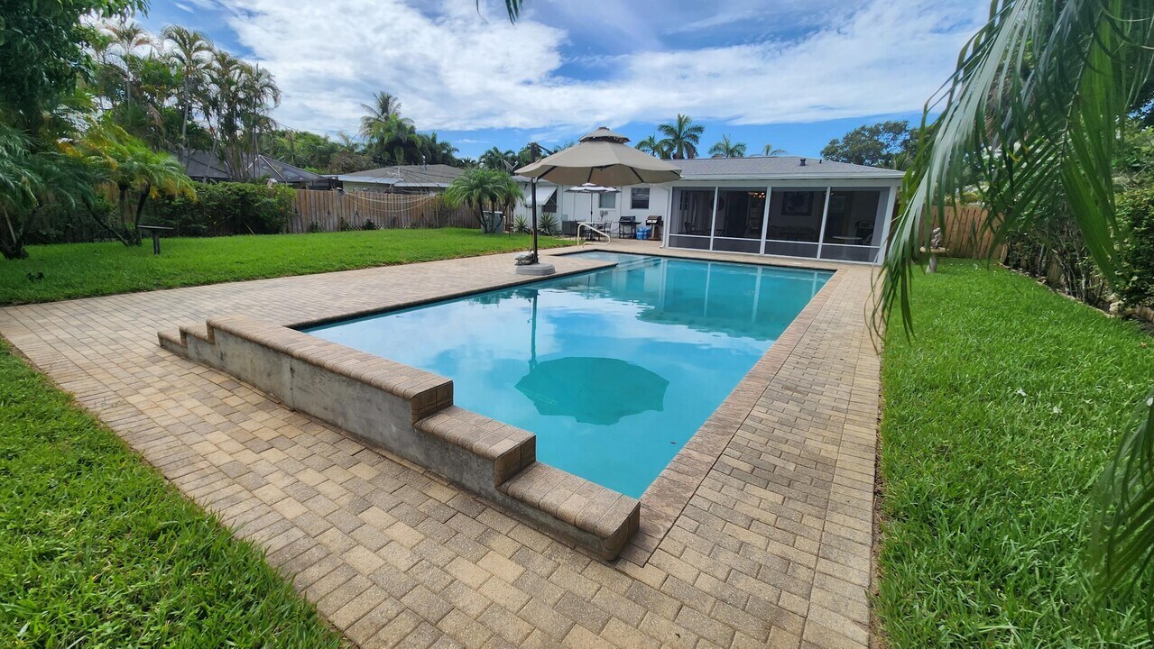 225 E Ilex Dr in West Palm Beach, FL - Building Photo