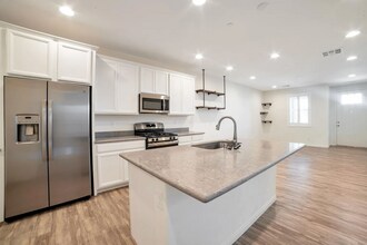 849 E Sunset Rd in Henderson, NV - Building Photo - Building Photo