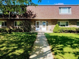 204 Falls Rd in Grafton, WI - Building Photo