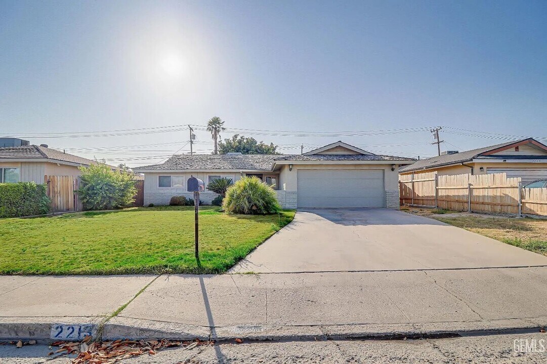 2213 Sandpiper Rd in Bakersfield, CA - Building Photo