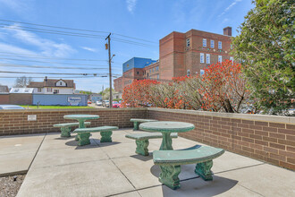 Citizen's Plaza - Income Restricted 62+ in New Kensington, PA - Foto de edificio - Building Photo