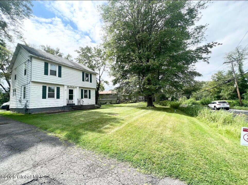 654 Feura Bush Rd in Delmar, NY - Building Photo