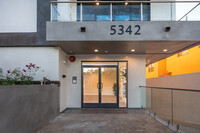 5342 Fountain Ave. in Los Angeles, CA - Foto de edificio - Building Photo