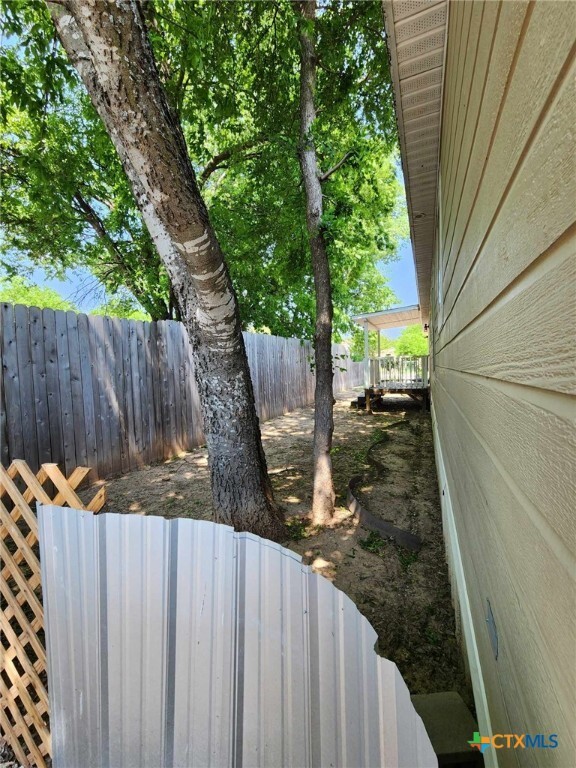 property at 922 Ashwood Dr