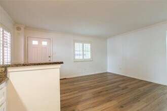 301 E 4th St-Unit -326 in Austin, TX - Building Photo - Building Photo