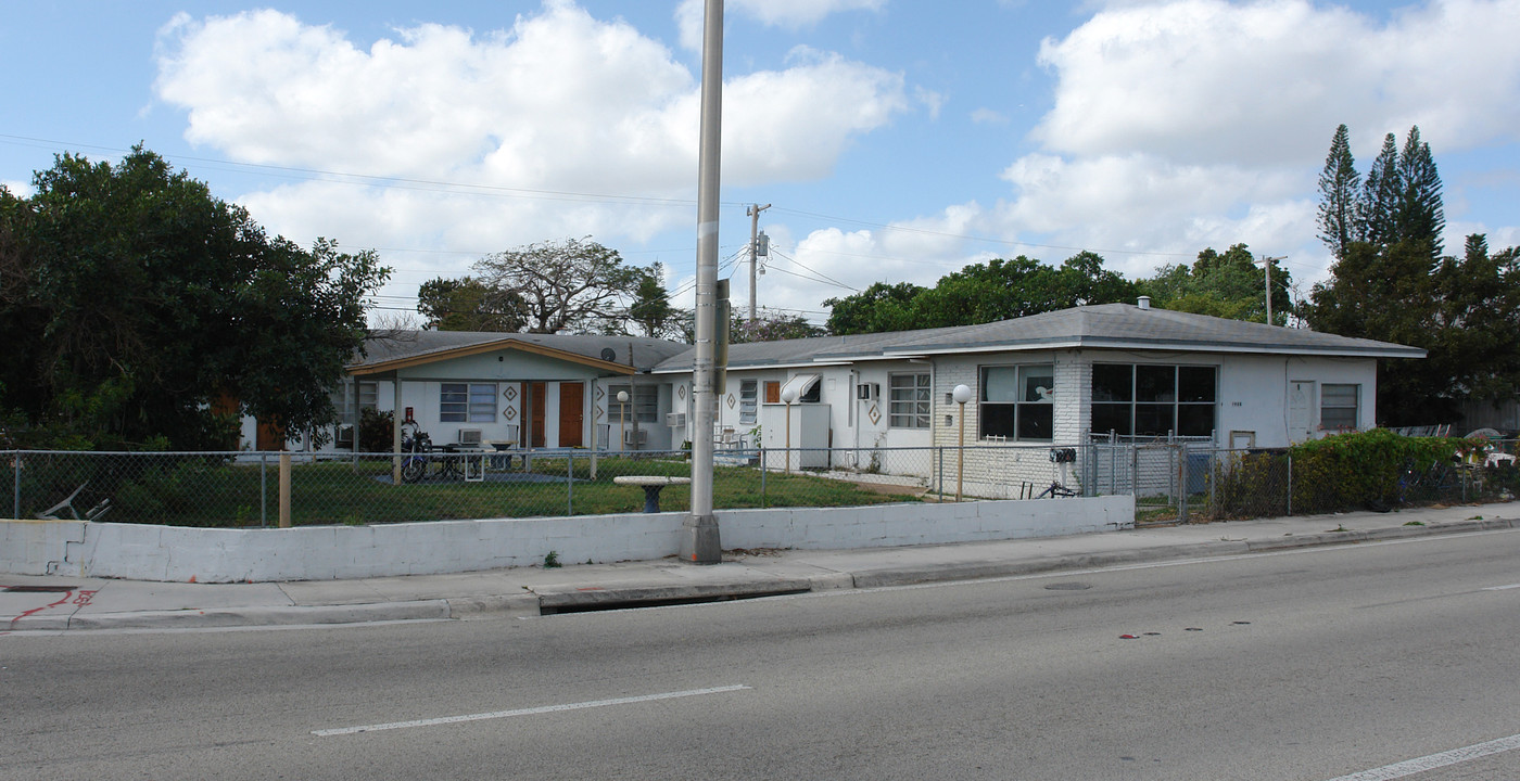 1908 Sheridan St in Dania, FL - Building Photo