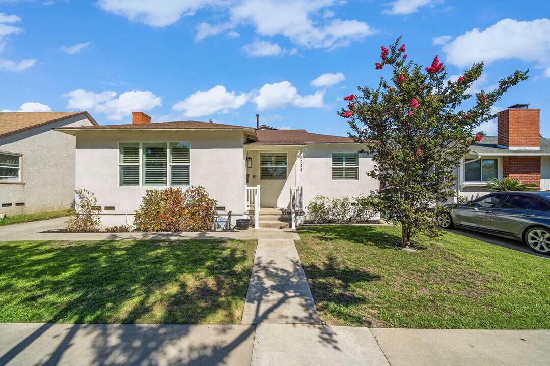6044 Hayter Ave in Lakewood, CA - Building Photo