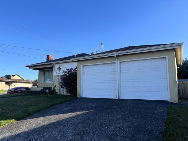 property at 905 W Harris St