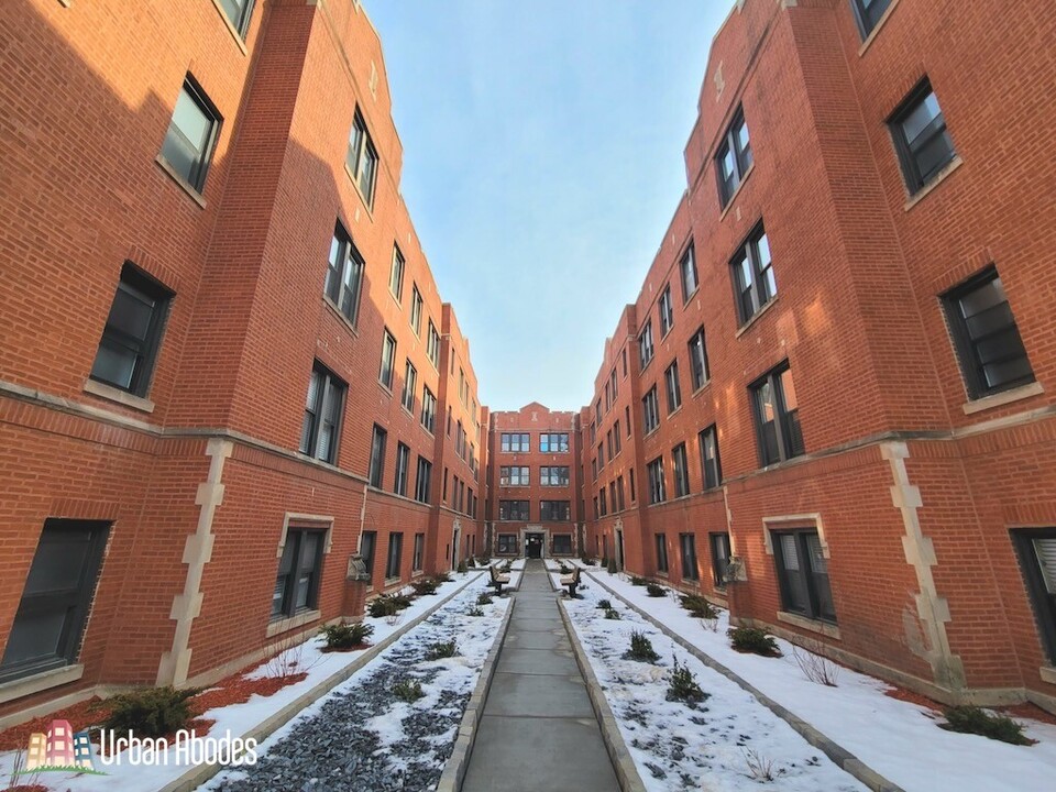 3934 N Janssen Ave, Unit M09B in Chicago, IL - Building Photo